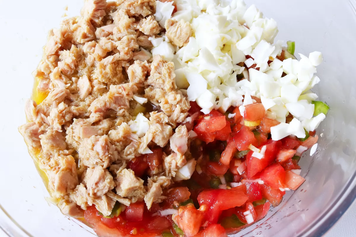 Añadir el atún y el pimiento verde a la pipirrana de Jaén *