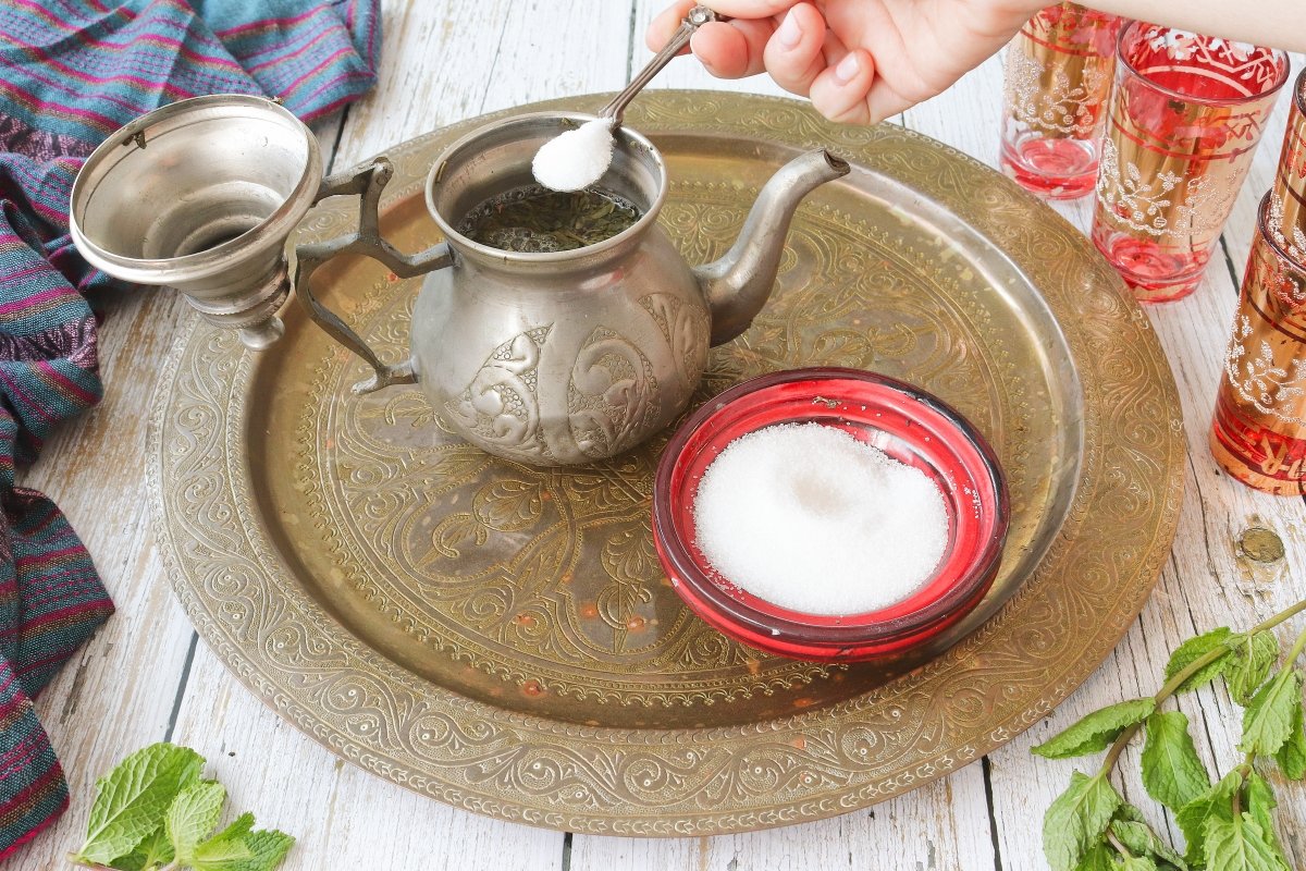 La tetera ,azúcar, té verde y menta para hacer té marroquí