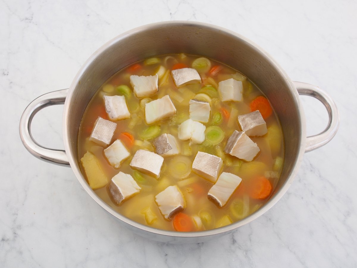 Añadir el bacalao a la cazuela de la porrusalda con bacalao