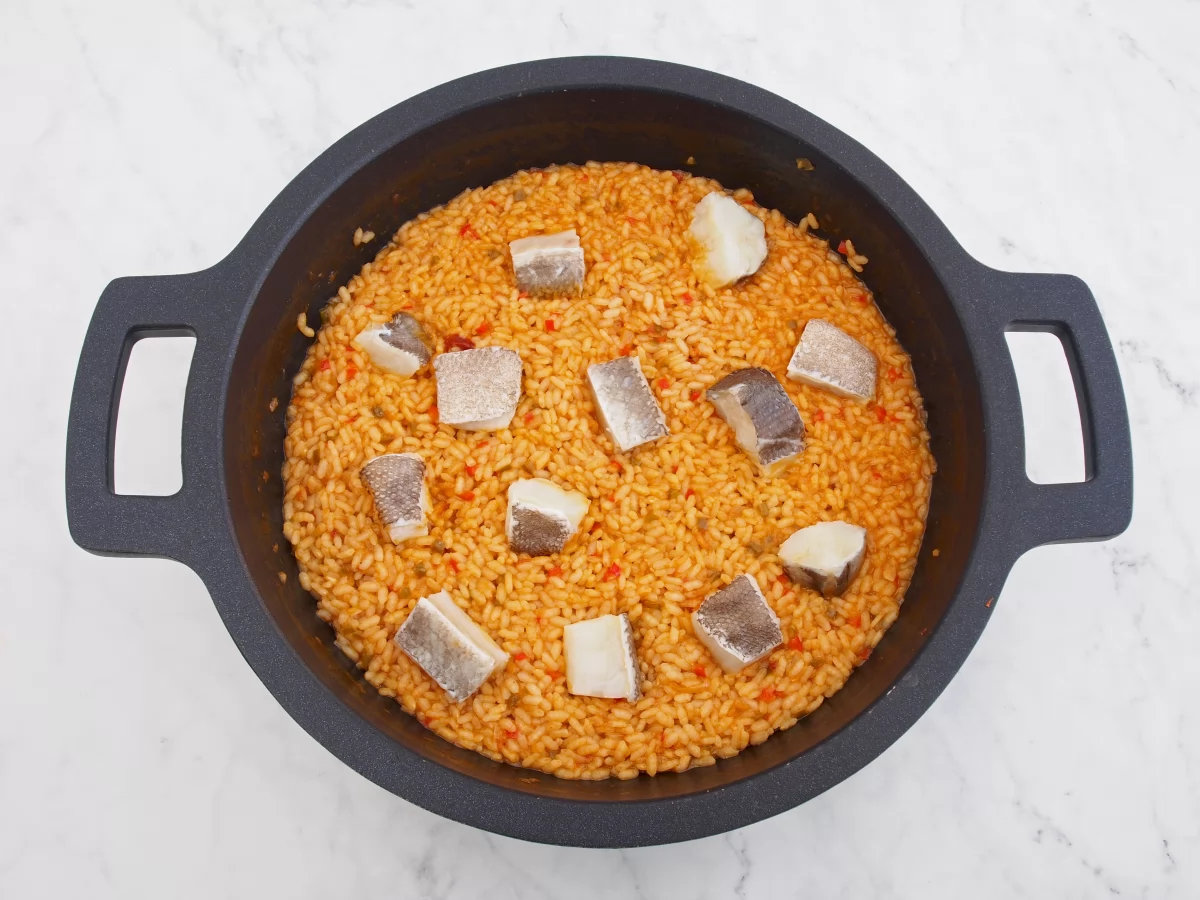 Añadir el bacalao a la cazuela del arroz con bacalao