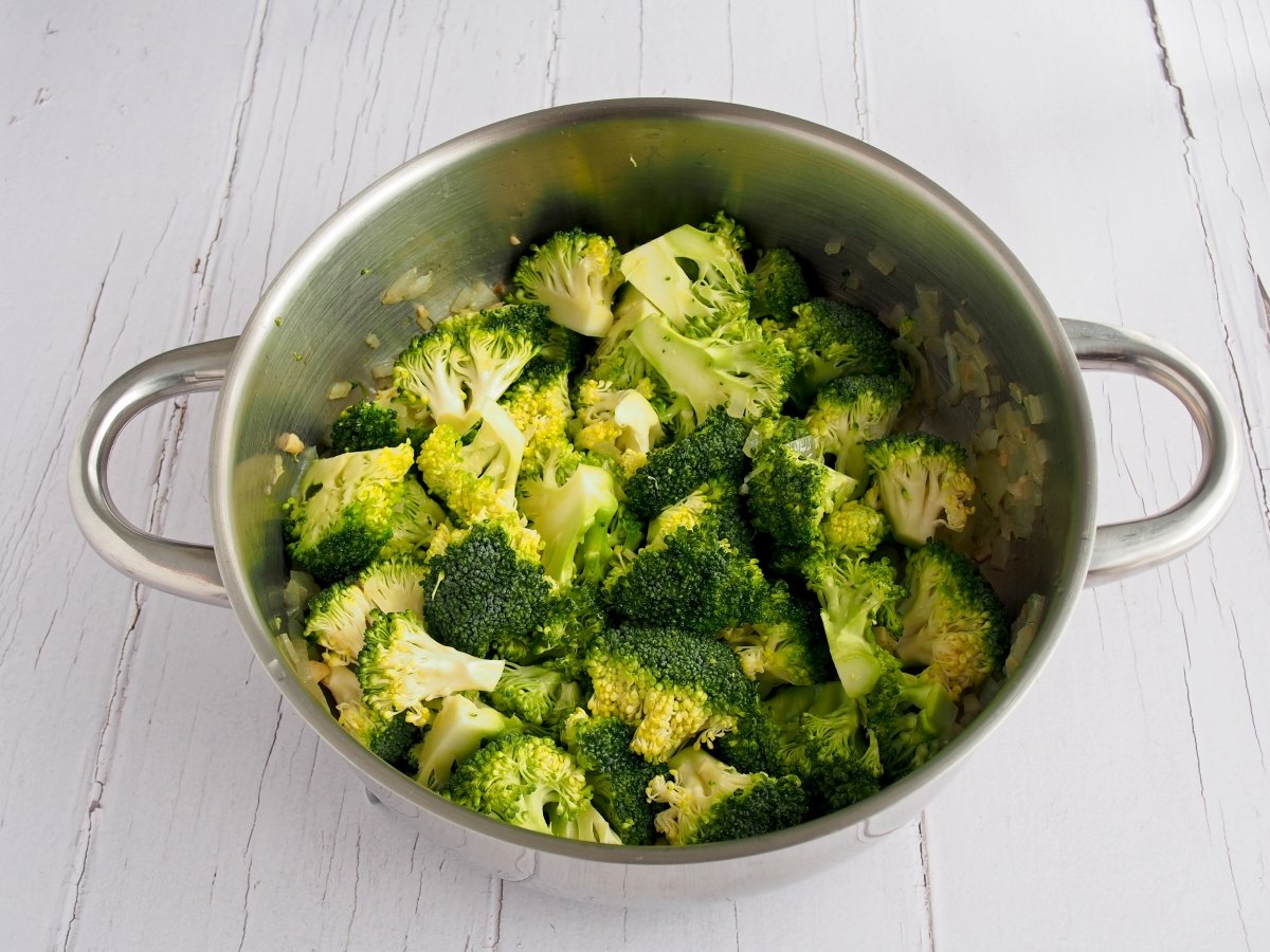 Añadir el brócoli, mezclar y darle vueltas 2 minutos