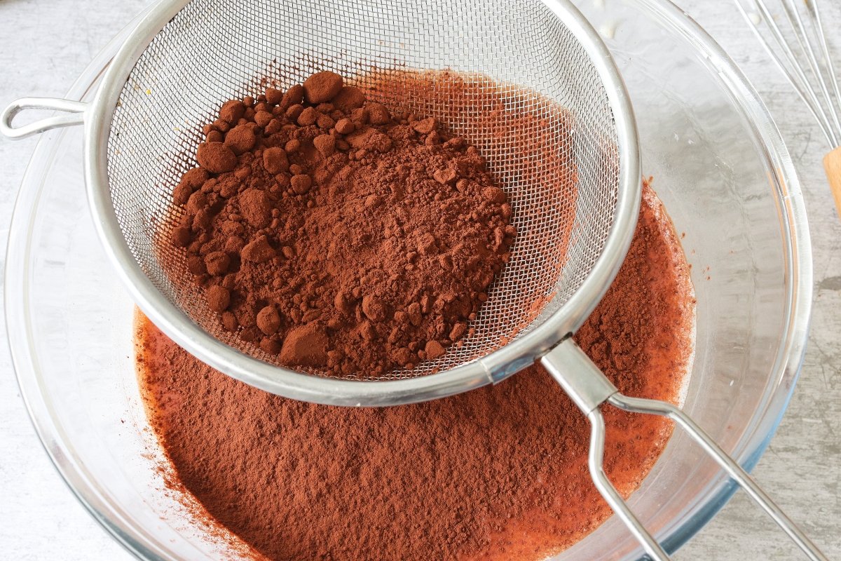 Añadir el cacao al flan de chocolate