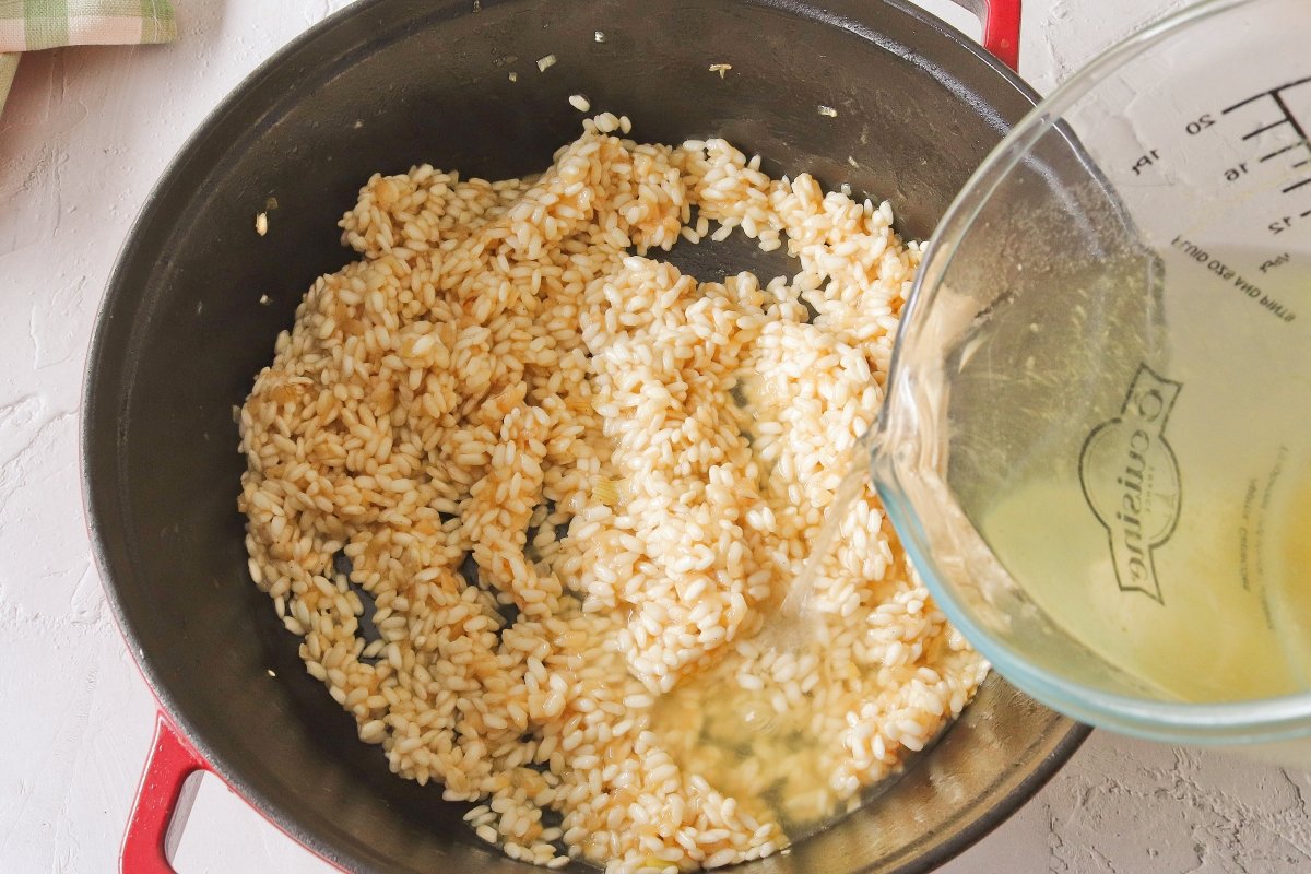 Añadir el caldo al risotto de espinacas