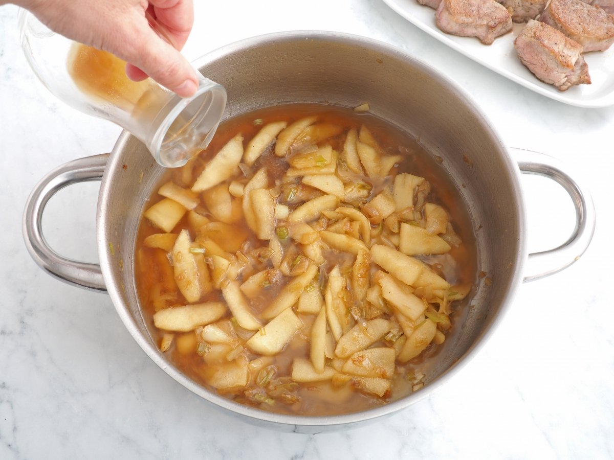 Añadir el caldo de carne para cocinar la salsa de manzana