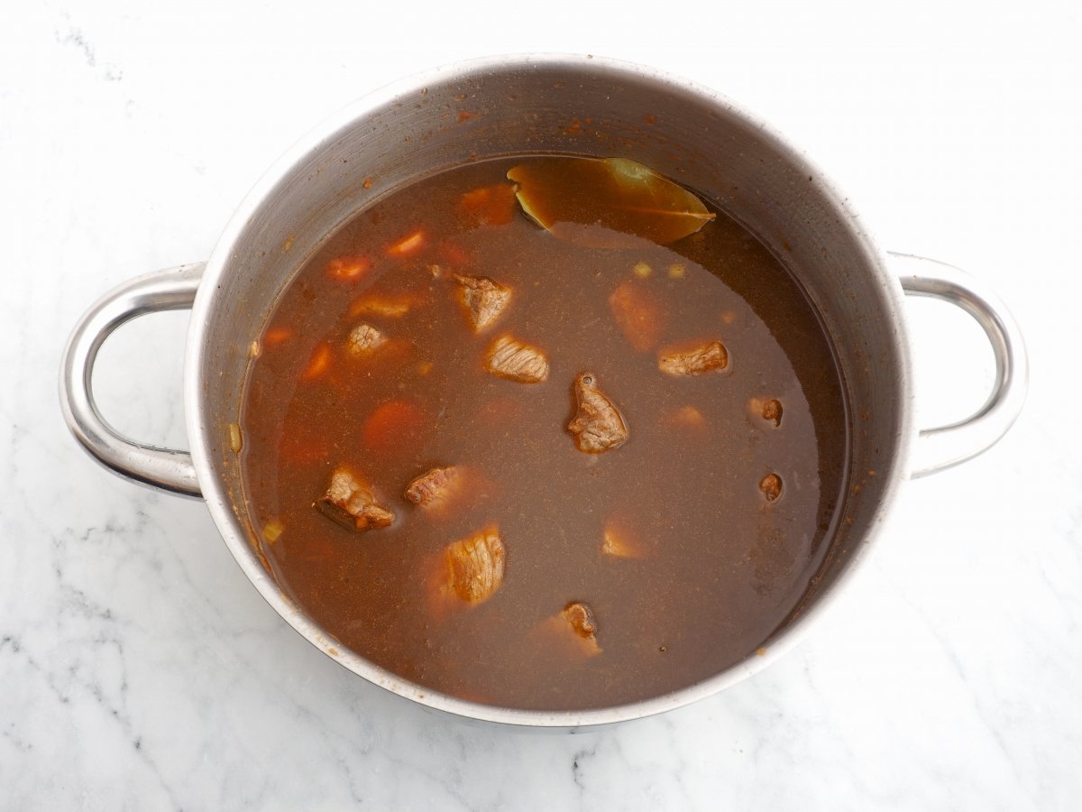 Añadir el caldo de carne para el estofado