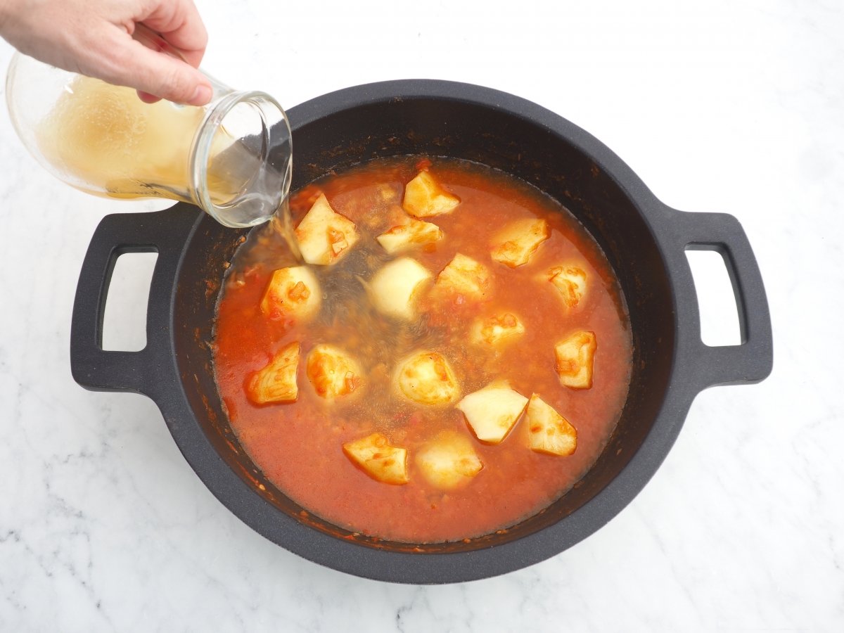 Añadir el caldo de pescado a la cazuela