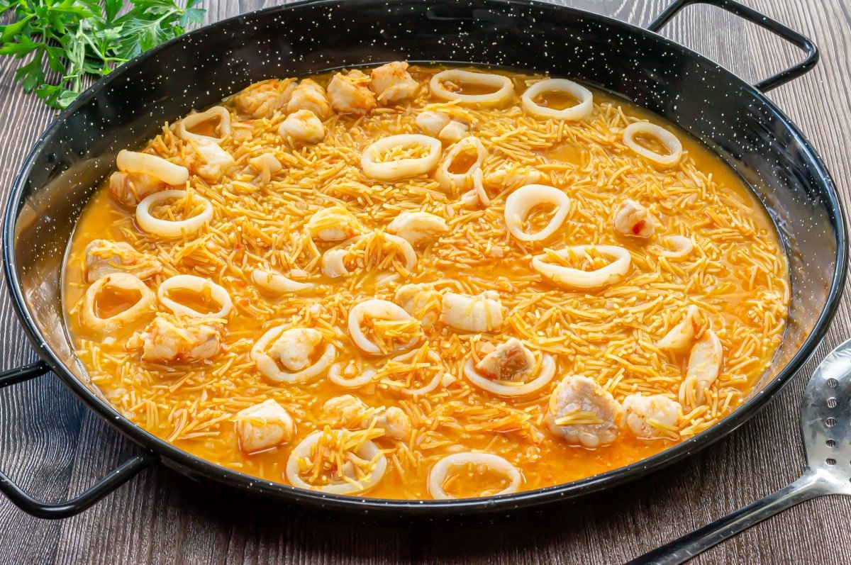 Fideuá, the Seafood Pasta Paella traditional recipe