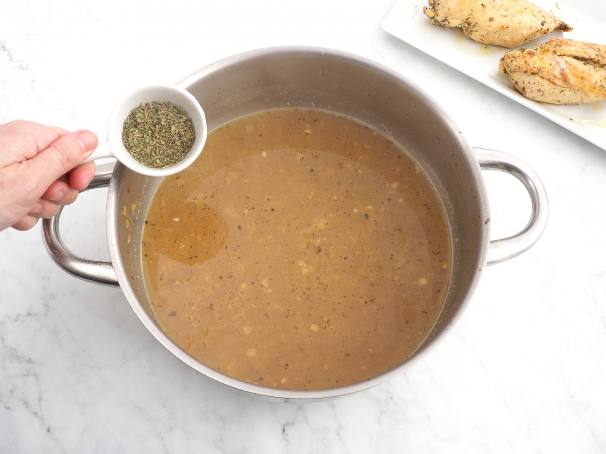 Añadir el caldo de pollo y las finas hierbas para la salsa