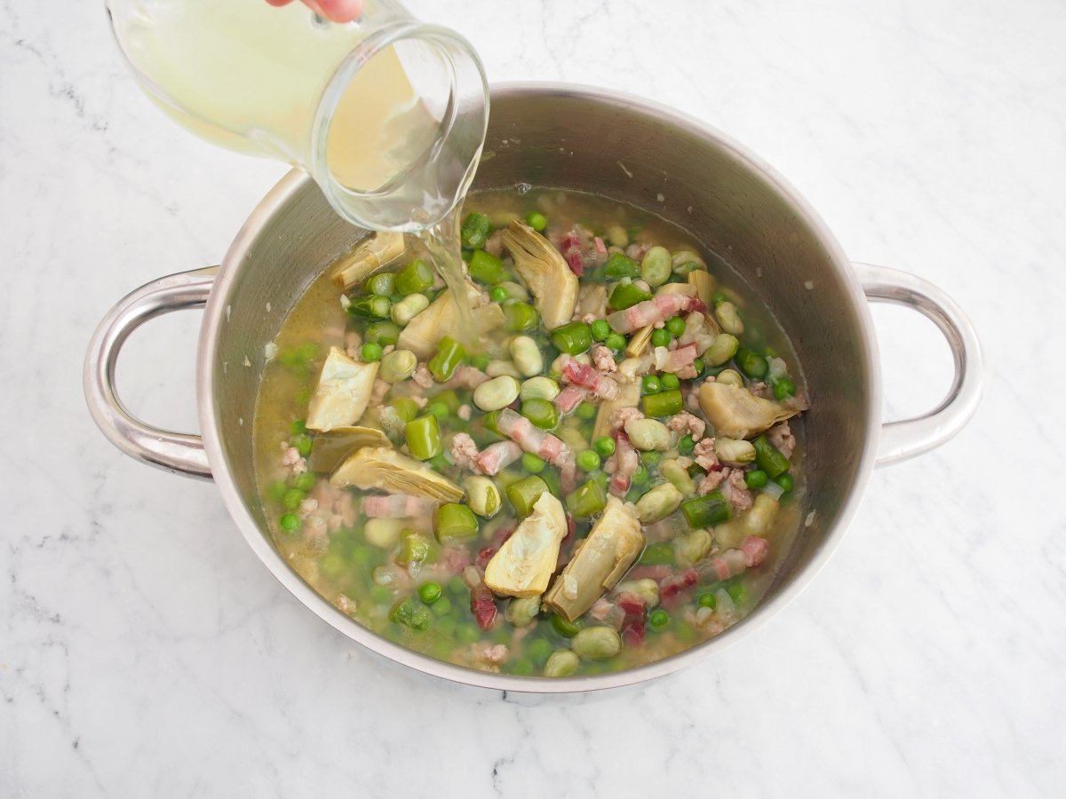 Añadir el caldo de verduras para la garmugia