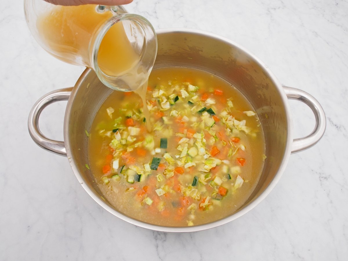 Añadir el caldo de verduras para la sopa de verduras