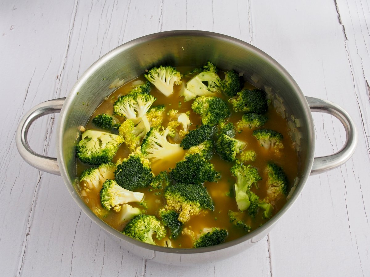 Añadir el caldo de verduras y cocinar 15 minutos