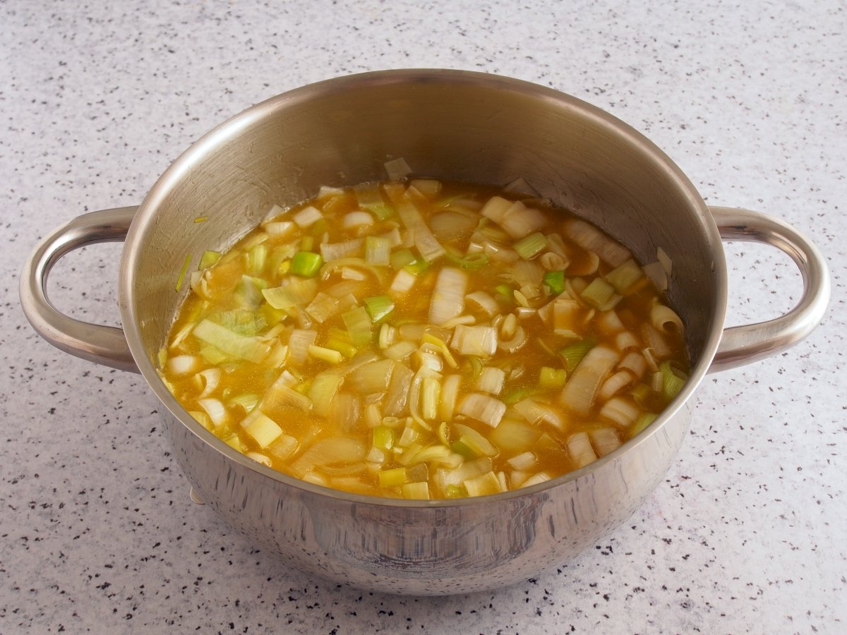 Añadir el caldo de verduras y cocinar con la olla tapada