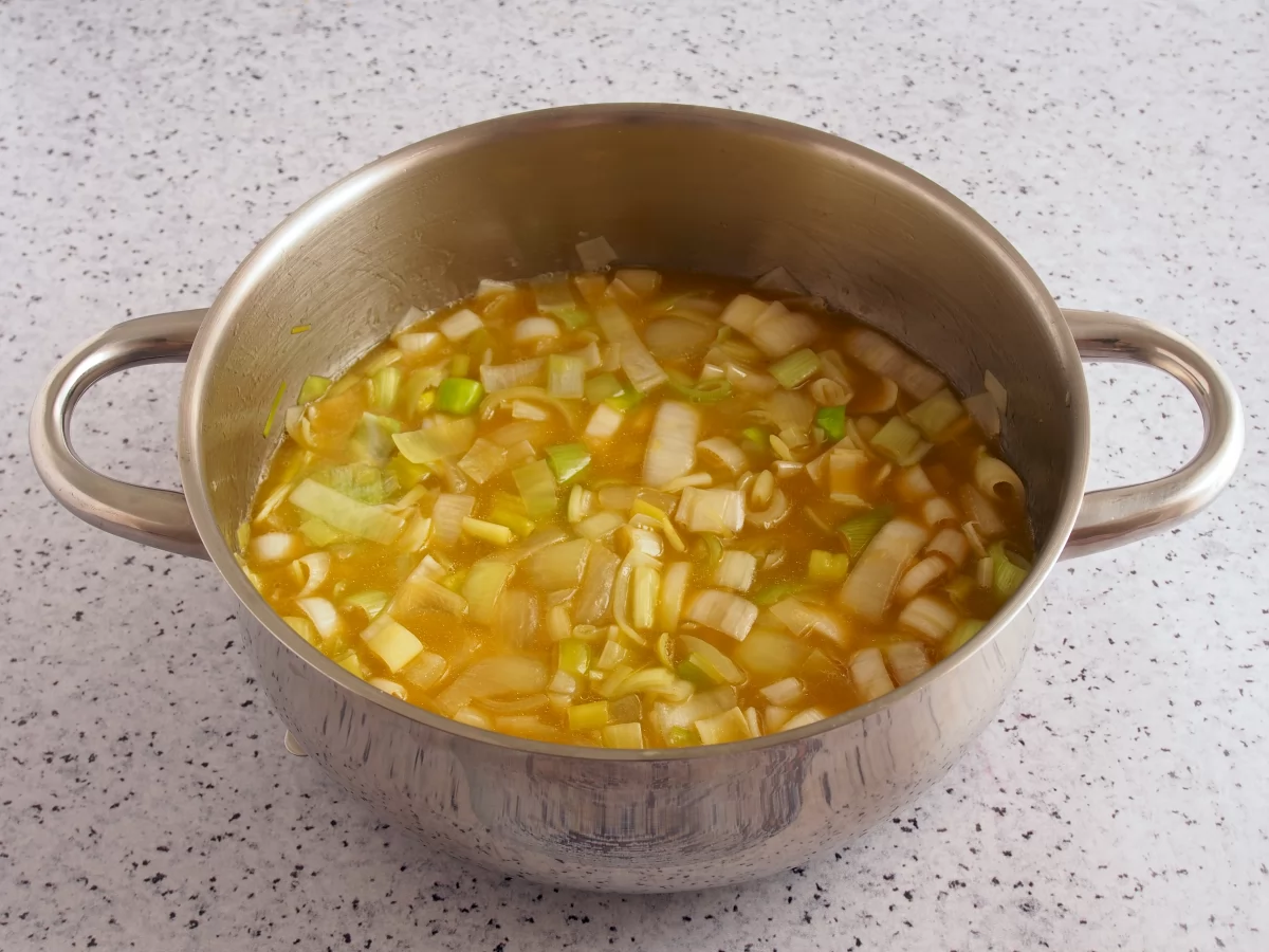 Añadir el caldo de verduras y cocinar con la olla tapada *