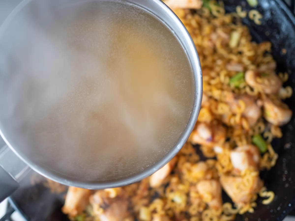 Fideuá de pollo 8 Añadir el caldo hirviendo para la fideuá de pollo