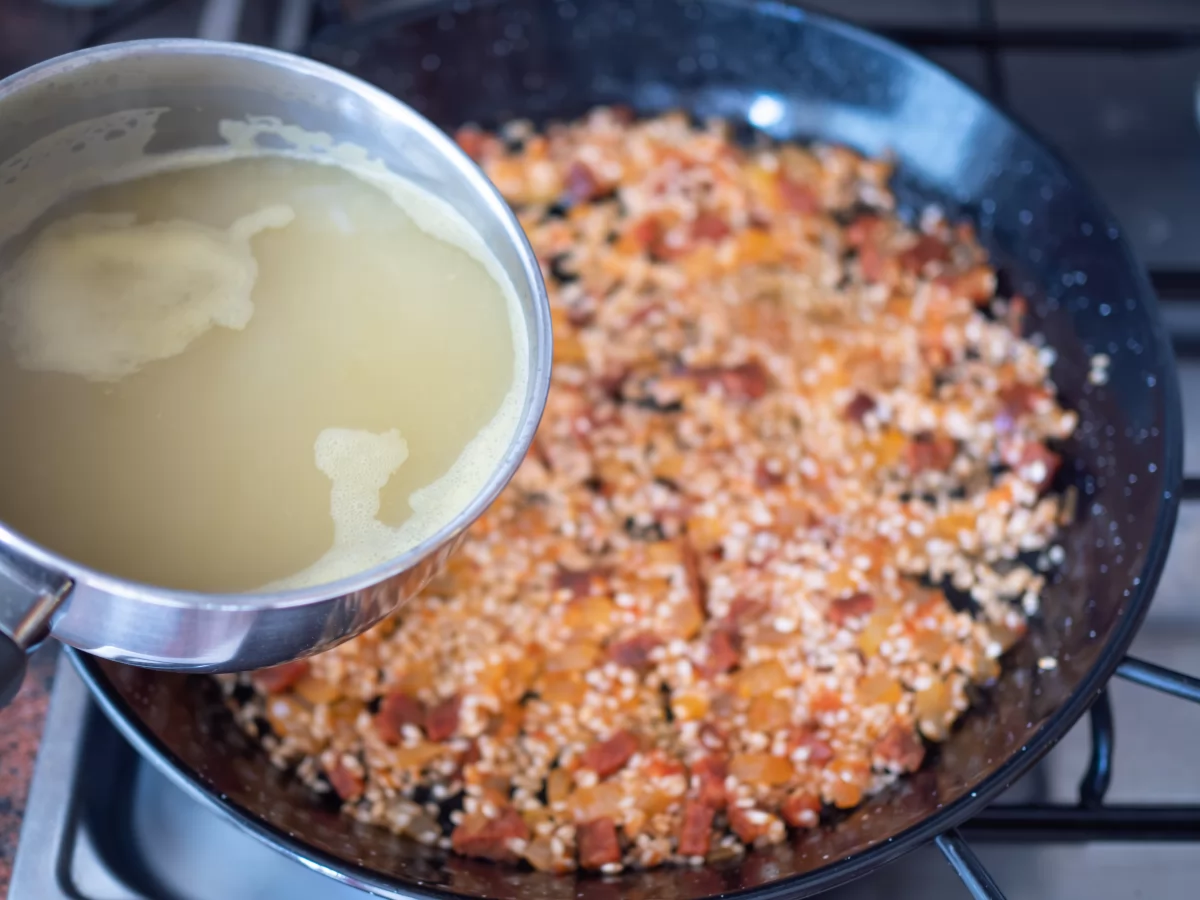Arroz con caracoles 7 Añadir el caldo para el arroz con caracoles