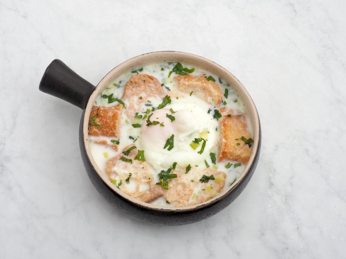 Añadir el caldo y espolvorear cilantro