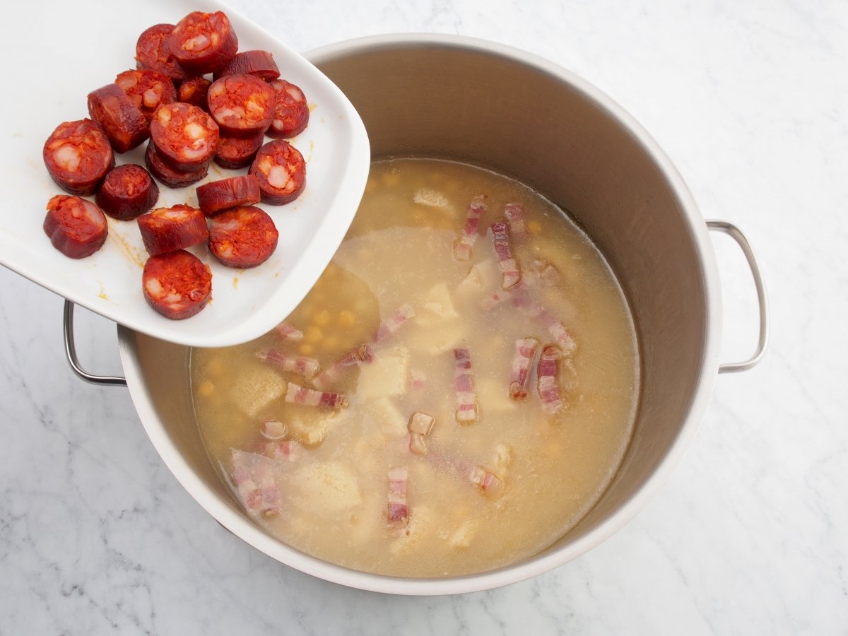 Añadir el chorizo a los callos a la gallega