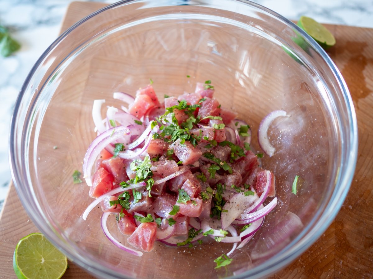 Añadir el cilantro, pimienta, sal y mezclar para el ceviche de atún