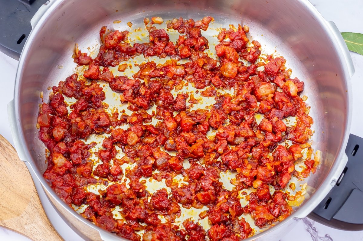 Añadir el concentrado de tomate para hacer los caracoles en salsa
