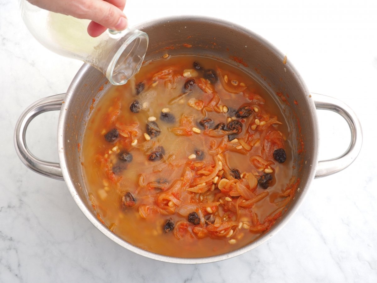 Añadir el fumet para cocinar la salsa