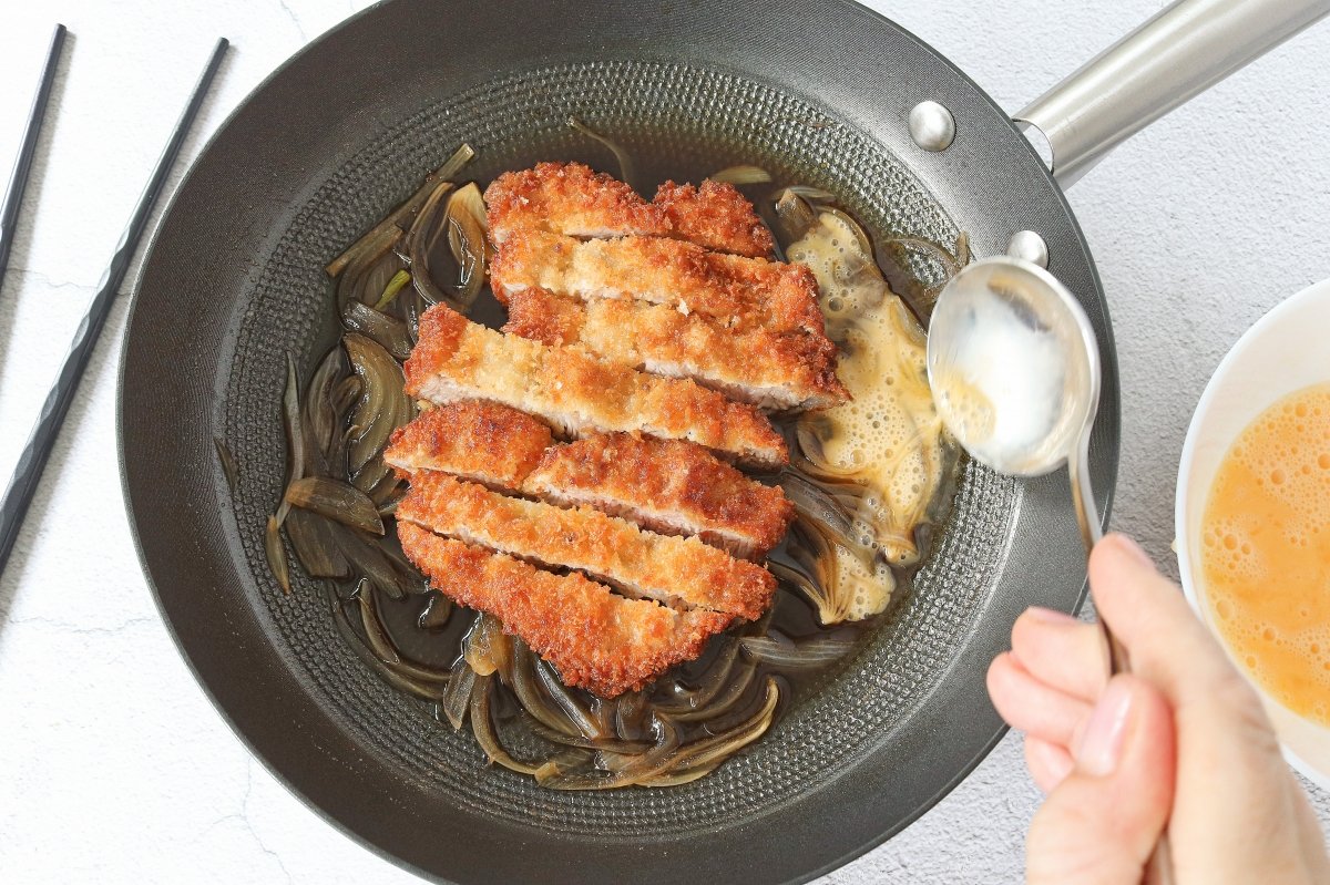 Añadir el huevo al katsudon