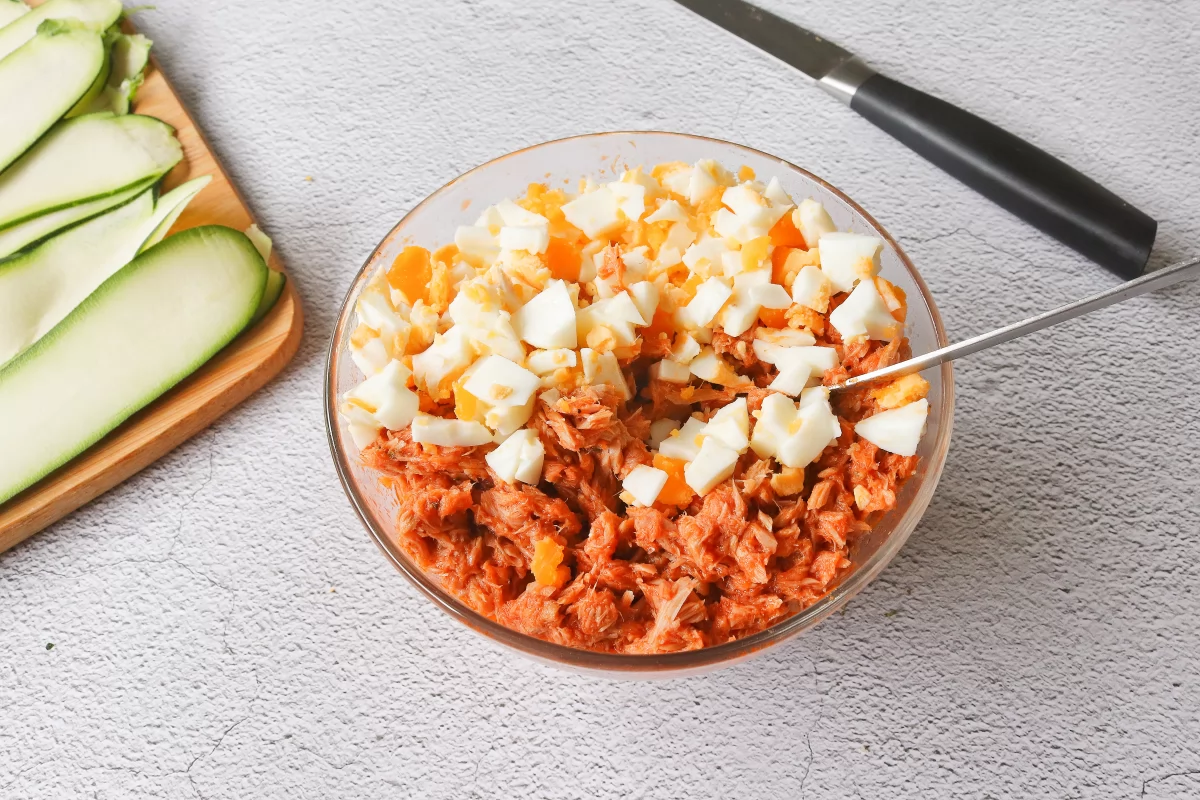 Añadir el huevo cocido a los canelones de calabacín