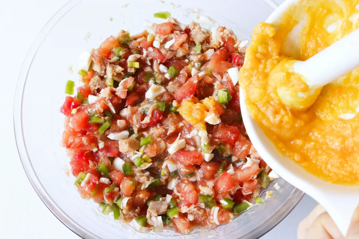 Añadir el huevo cocido picado a la pipirrana de Jaén *