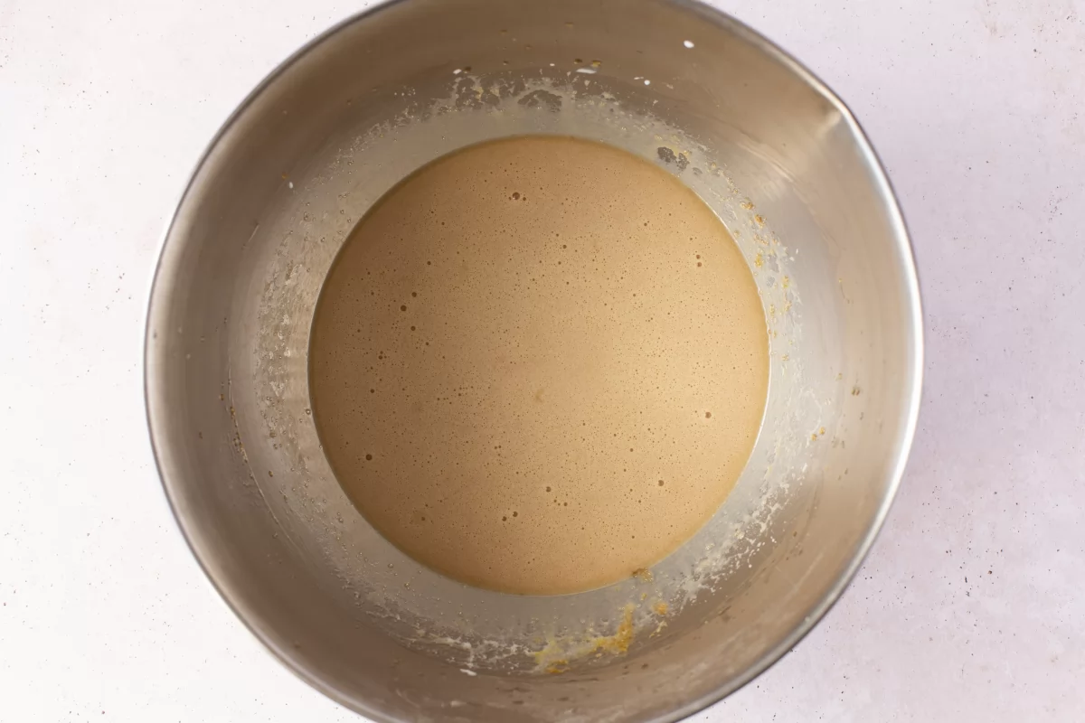 Añadir el huevo, la leche, el yogur y la vainilla *