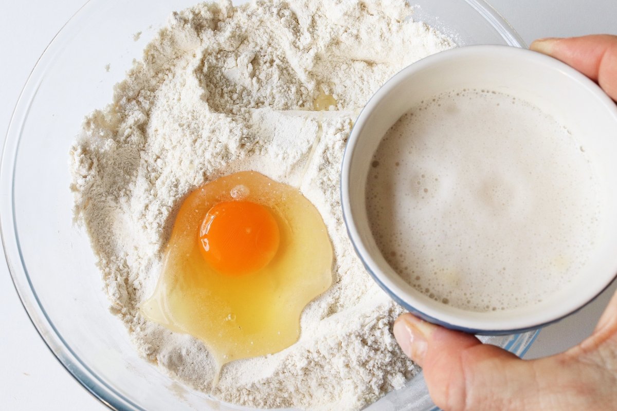 Añadir el huevo y la levadura disuelta para el pan de jamón