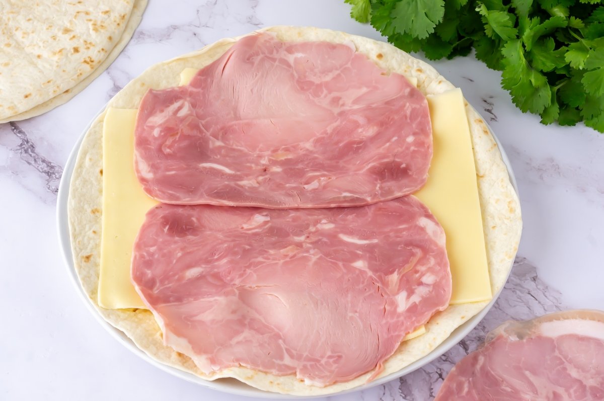 Añadir el jamón a la quesadilla