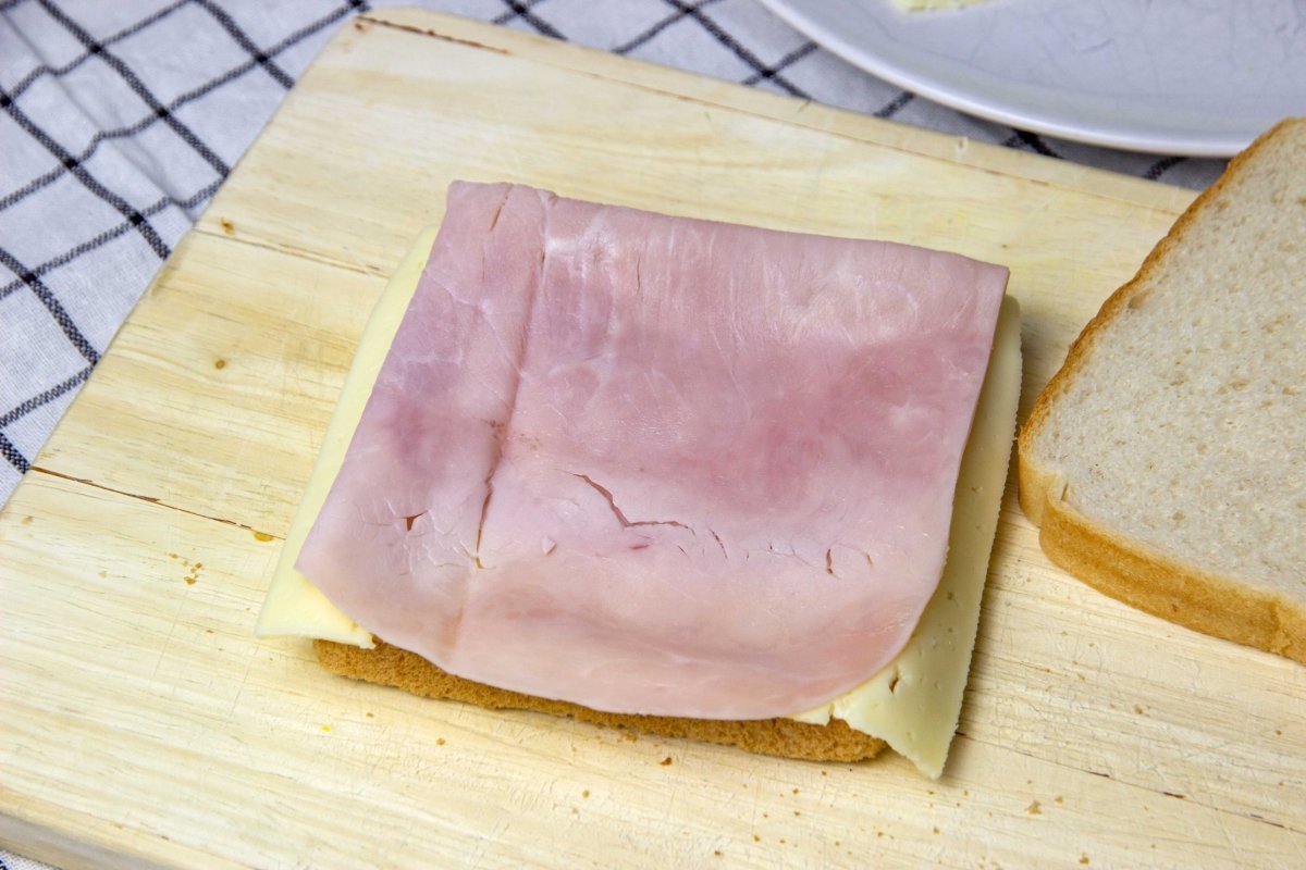 Añadir el jamón cocido al sandwich