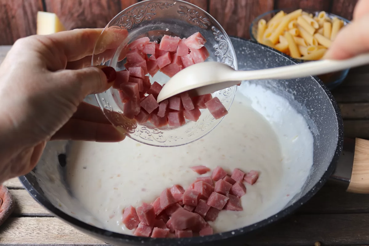 Macarrones con bechamel y jamón cocido 7 añadir el jamón cocido *