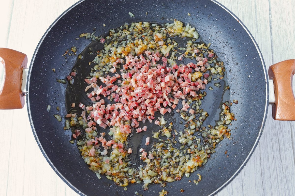 Añadir el jamón para el solomillo de pavo en salsa