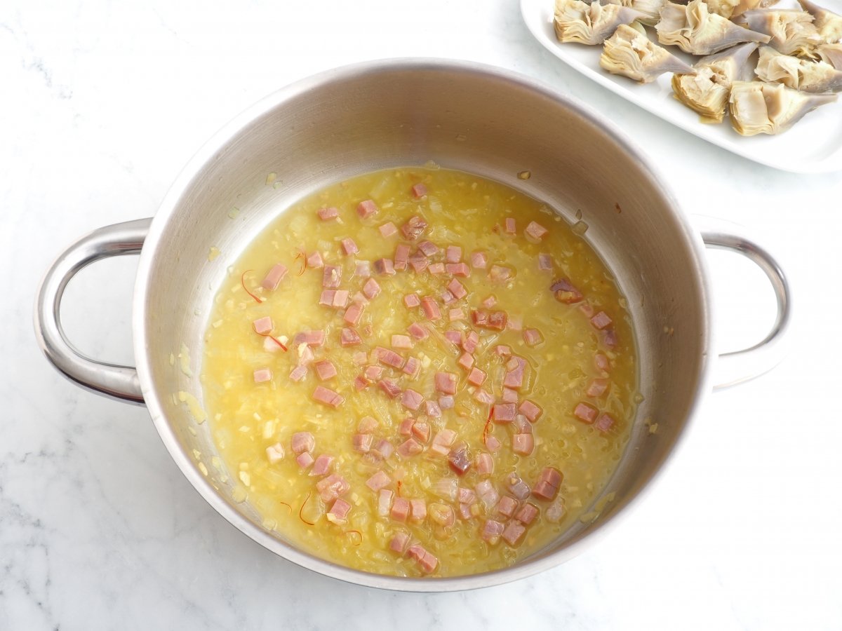 Añadir el jamón serrano a la salsa