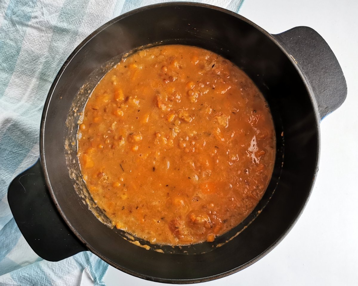 Añadir el majado a la olla y pasar un cazo de la sopa por la batidora