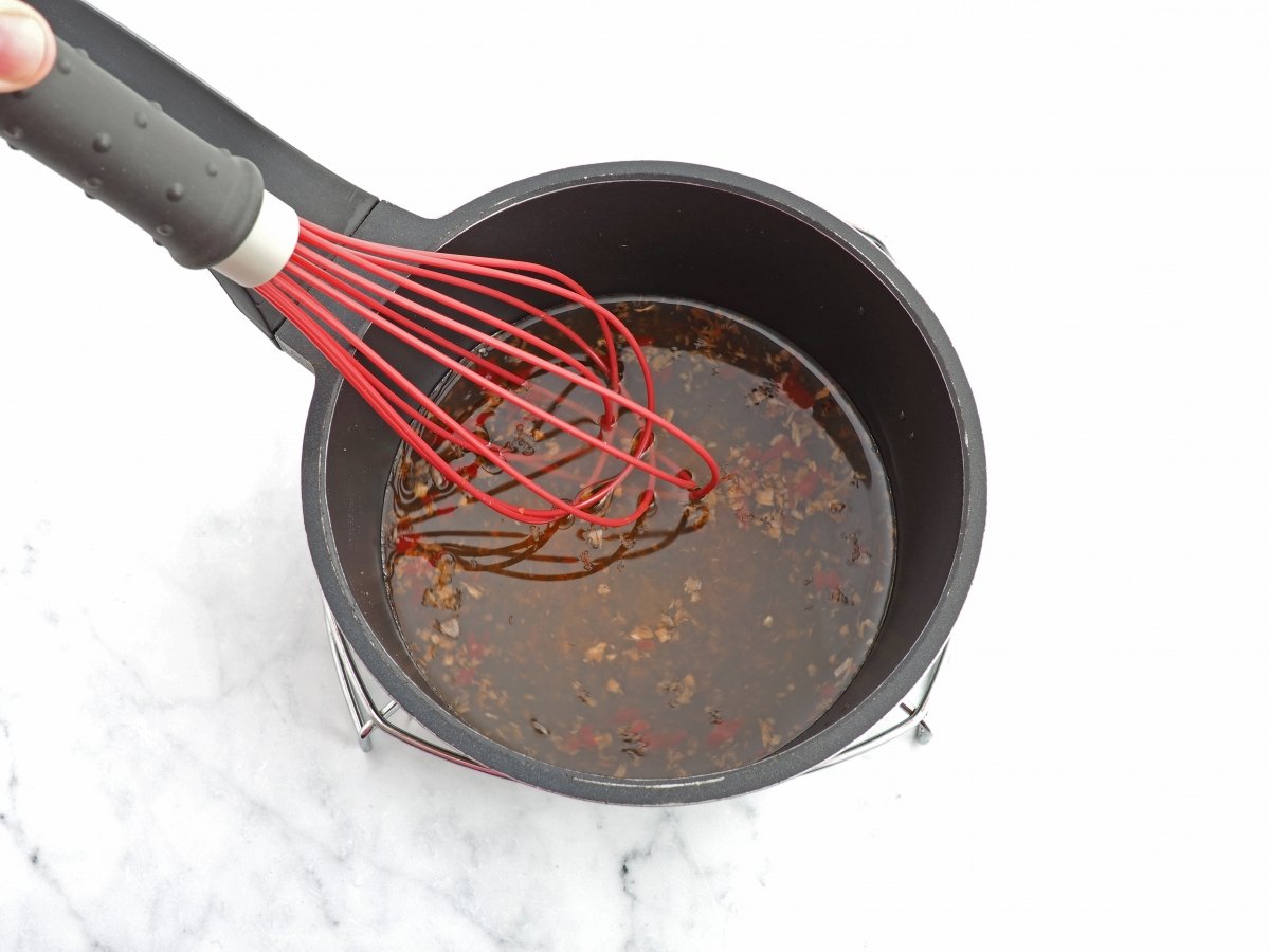 Añadir el majado de ajo y chiles