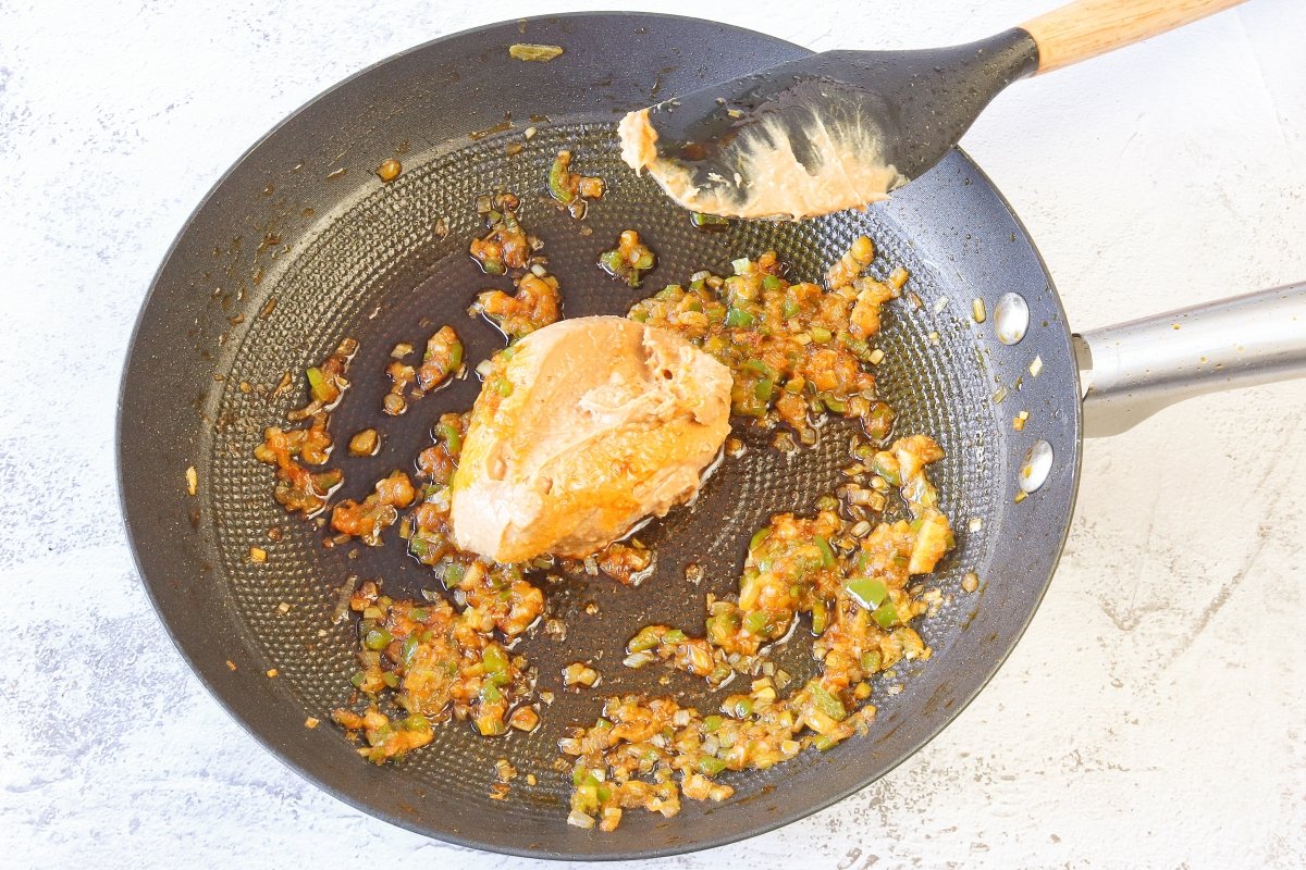 Añadir el maní a la salsa de los llapingachos