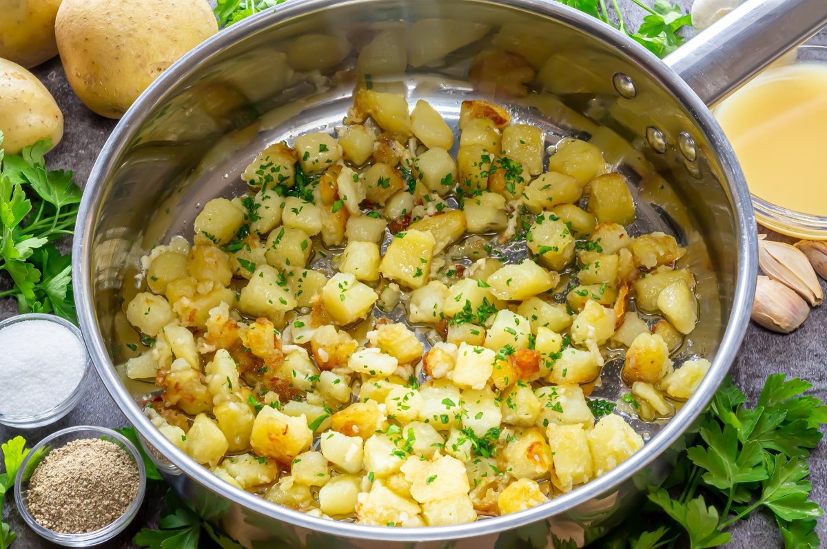 Añadir el pajo y perejil a las patatas