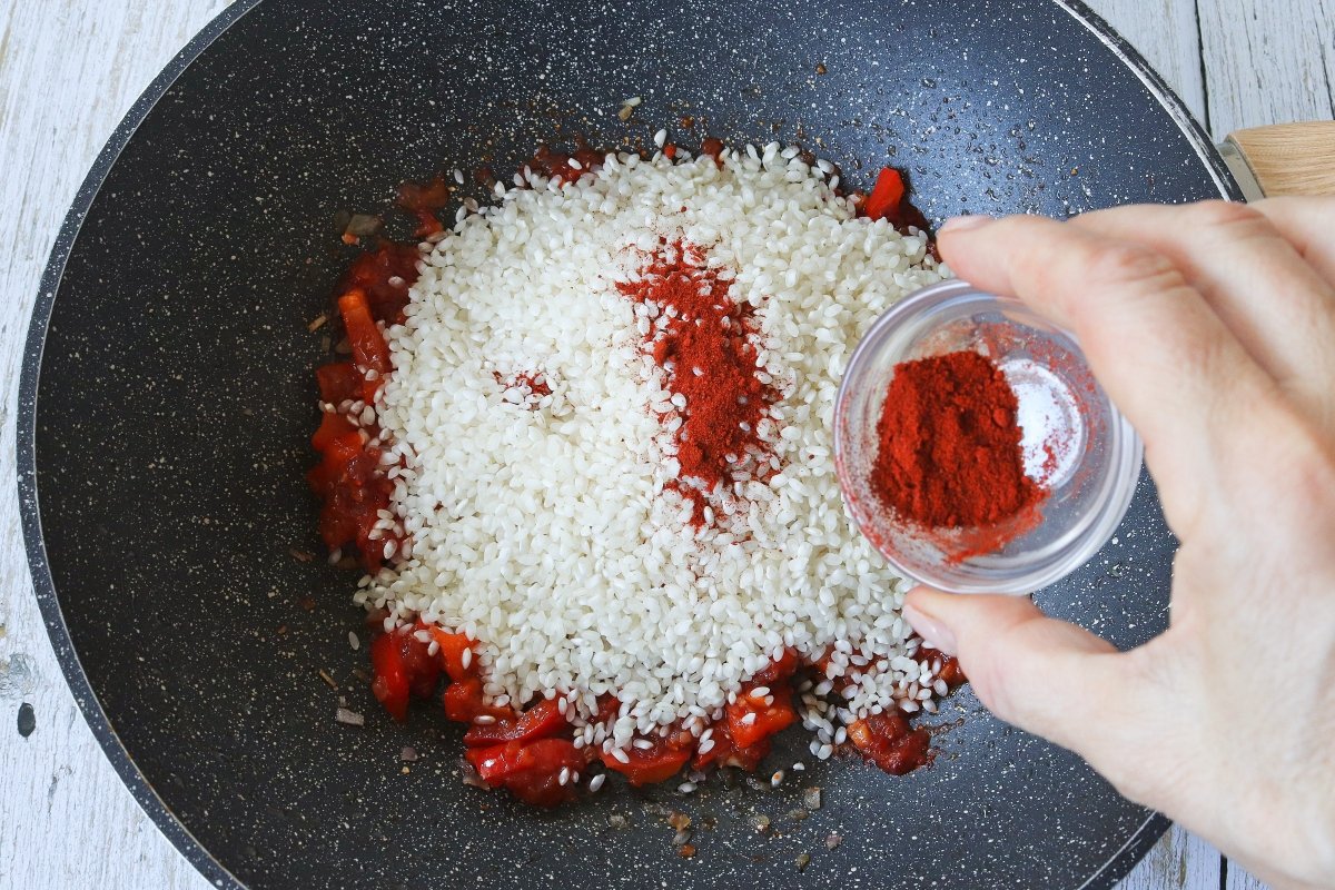 Añadir el pimentón al arroz con carne