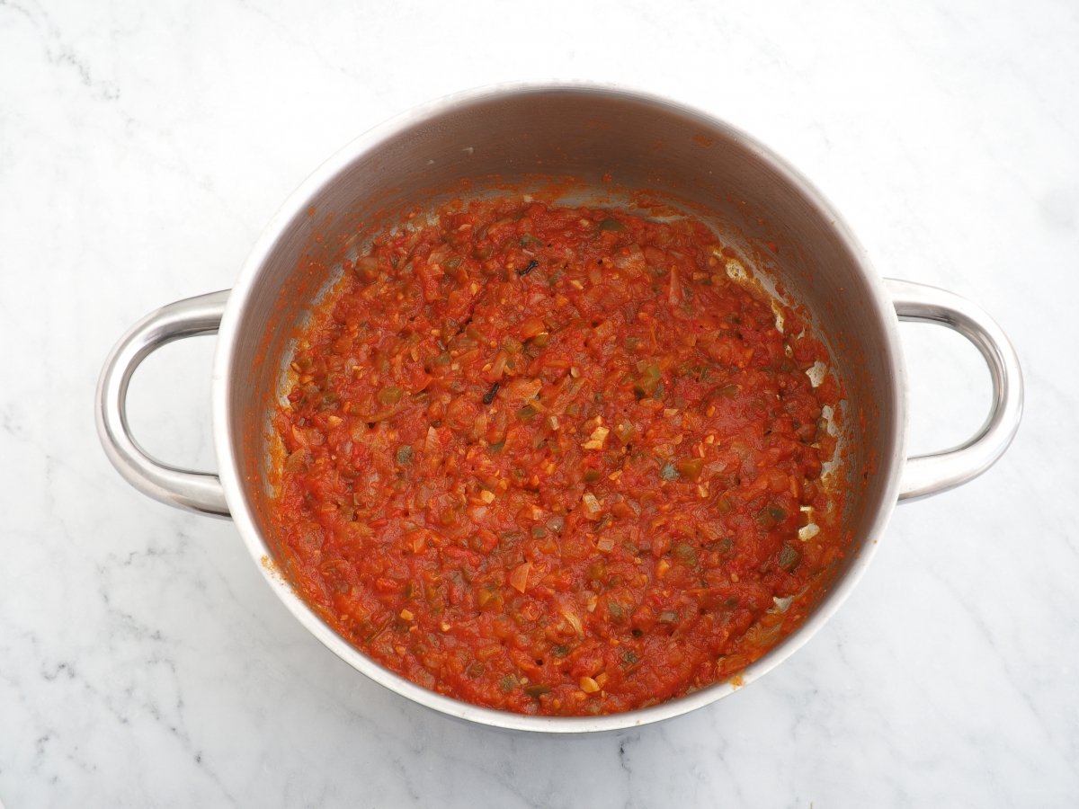Añadir el pimentón con el tomate triturado