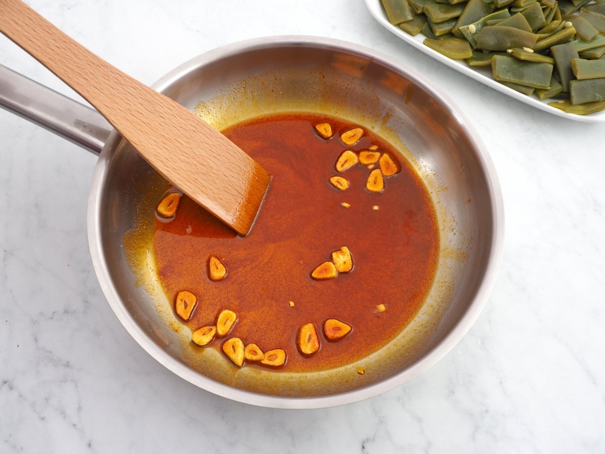 Añadir el pimentón para la ajada