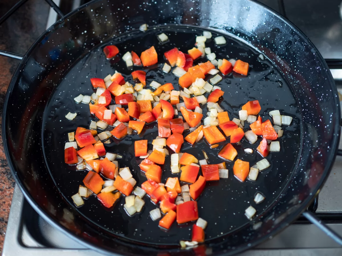 Fideuá de verduras 4 Añadir el pimiento rojo para la fideuá de verduras