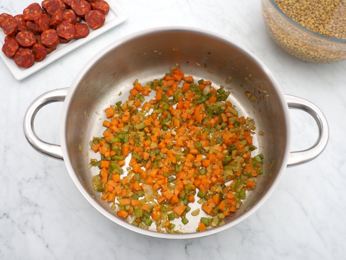 Añadir el pimiento y la zanahoria al sofrito