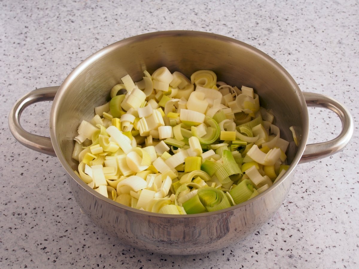 Añadir el puerro y mezclar con la cebolla