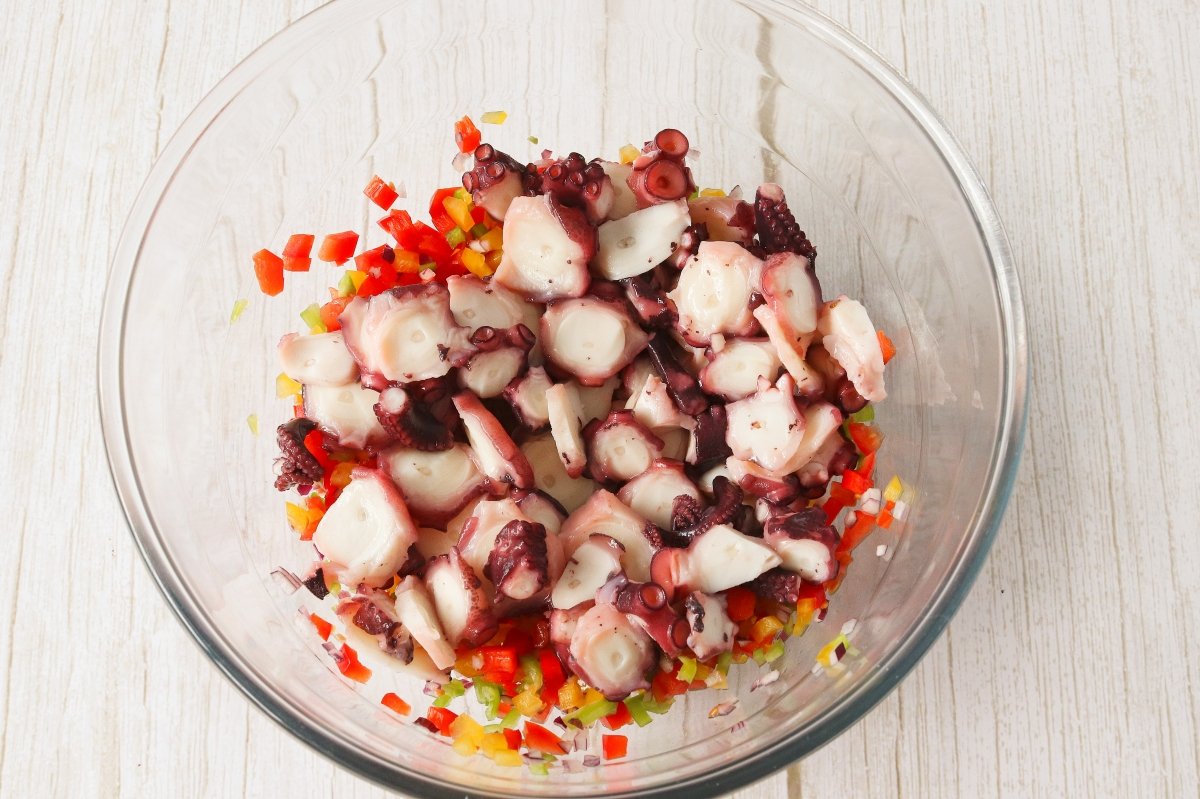 Añadir el pulpo al bol de las verduras para hacer la ensalada