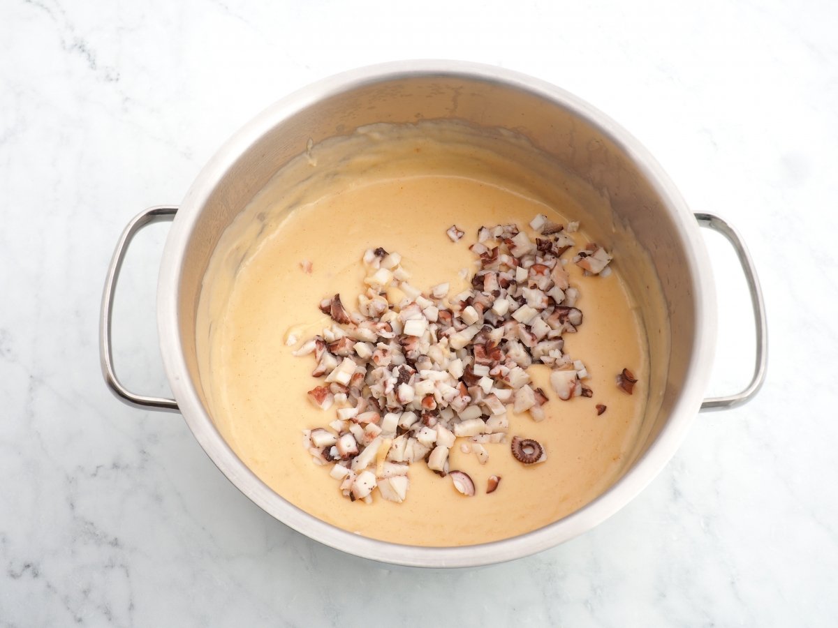 Añadir el pulpo picado en la bechamel