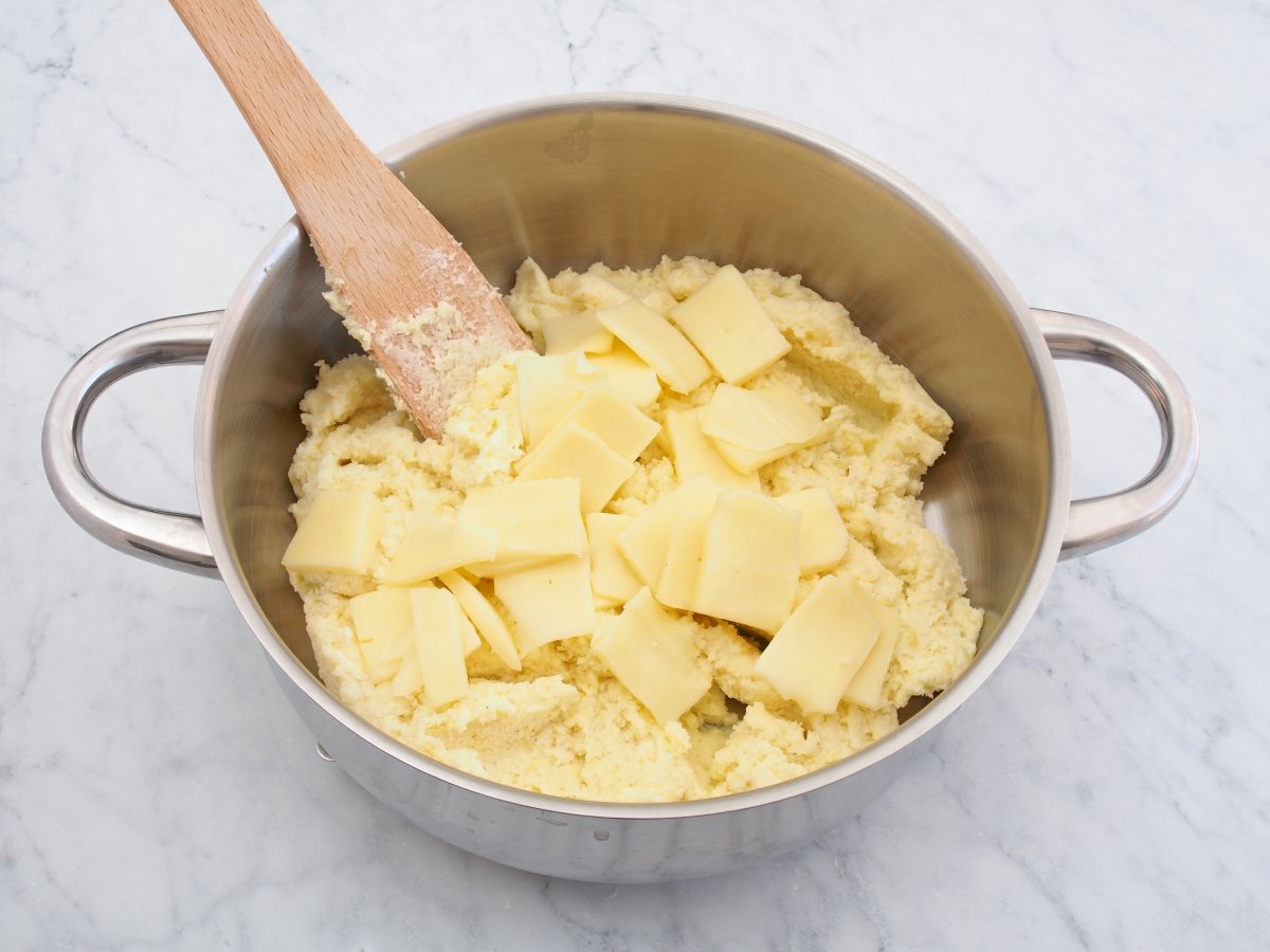 Añadir el queso al puré de patatas para el aligot