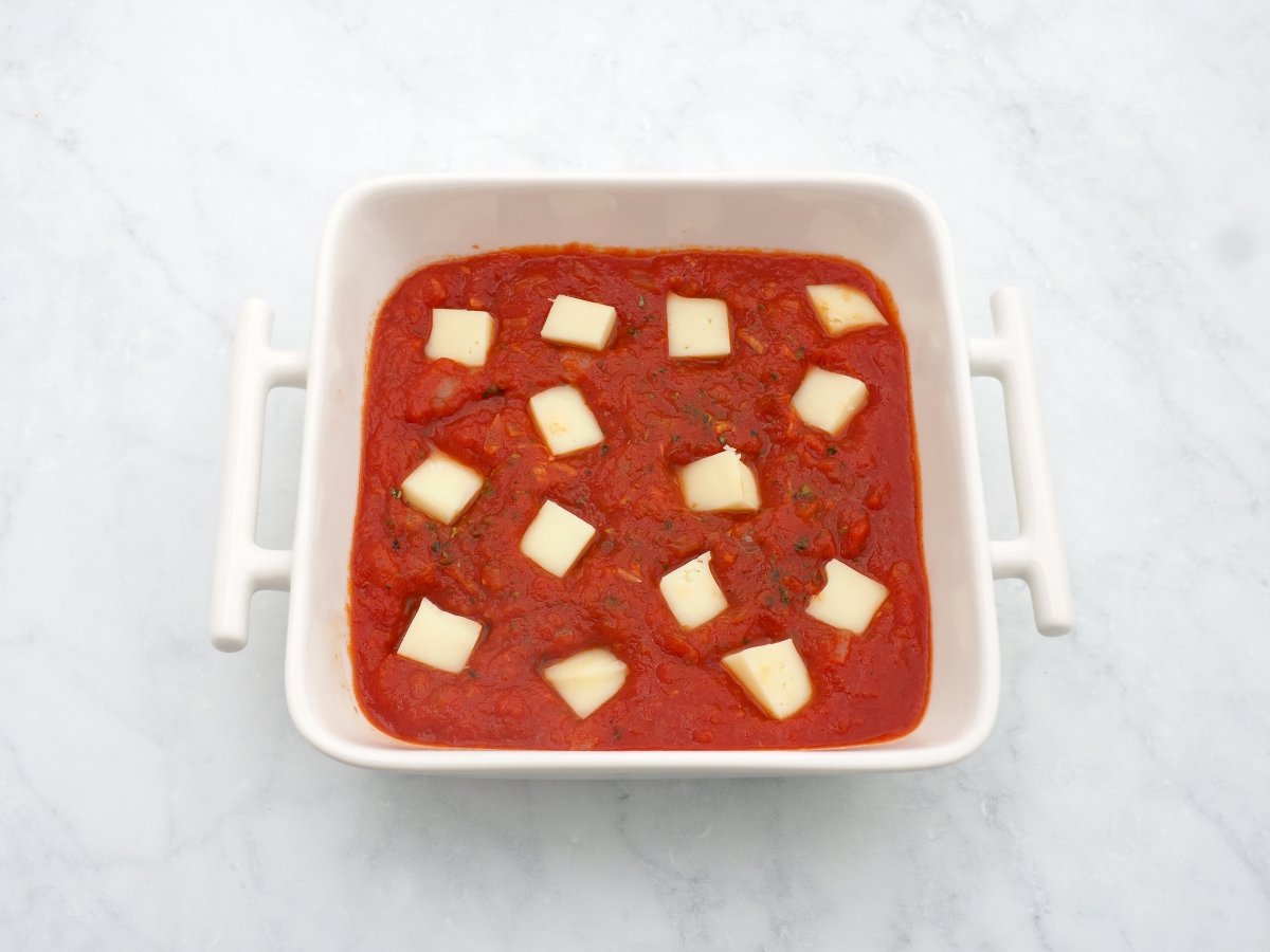 Añadir el queso en la salsa de tomate