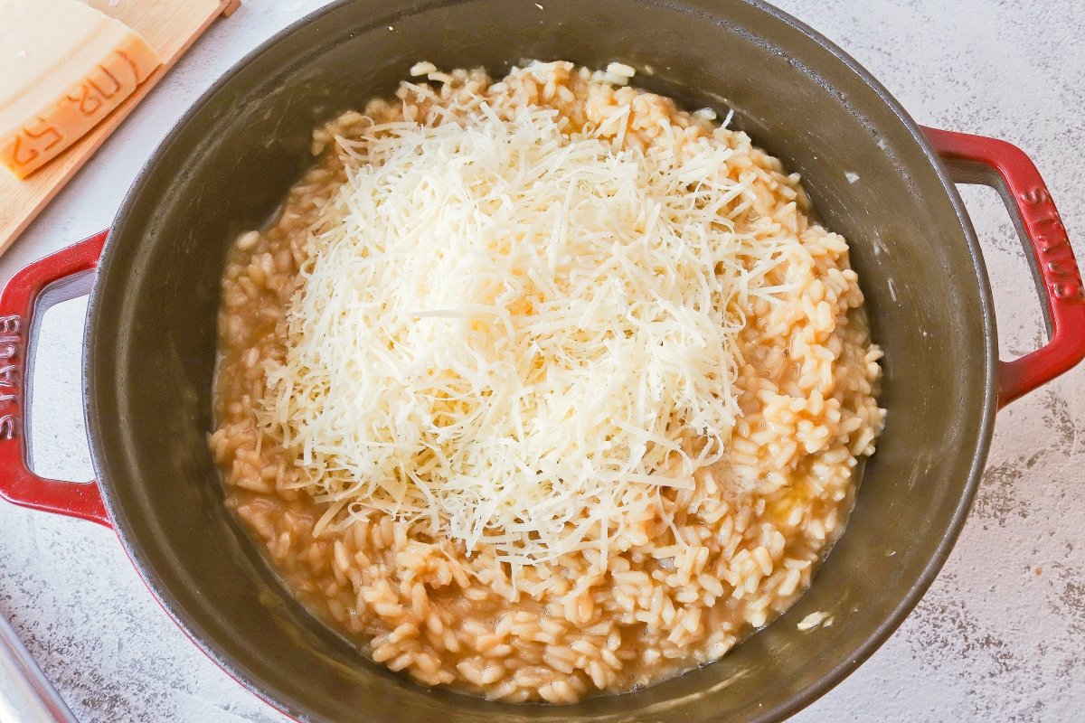 Añadir el queso parmesano al risotto