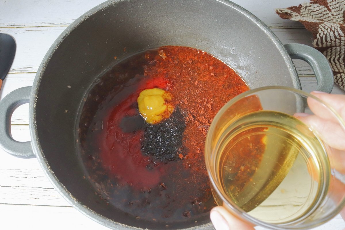 Añadir el resto de los ingredientes a la salsa bourbon